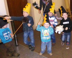 Kinder des Pelagius-Kindergartens werden in die Geheimnisse der Rottweiler Fasnet eingeführt. Foto: Wucher Foto: Schwarzwälder-Bote