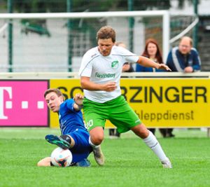 In dieser Szene sichert der Kuppenheimer  Lucas Grünbacher (links) gegen den Donaueschinger  Christoph Erndle den Ball ab. Foto: Sigwart