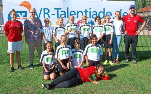 Die D-Mädchen der SpVgg Aldingen gewannen die Bezirksendrunde der VR-Talentiade auf dem heimischen Sportgelände. Foto: Peiker Foto: Schwarzwälder Bote