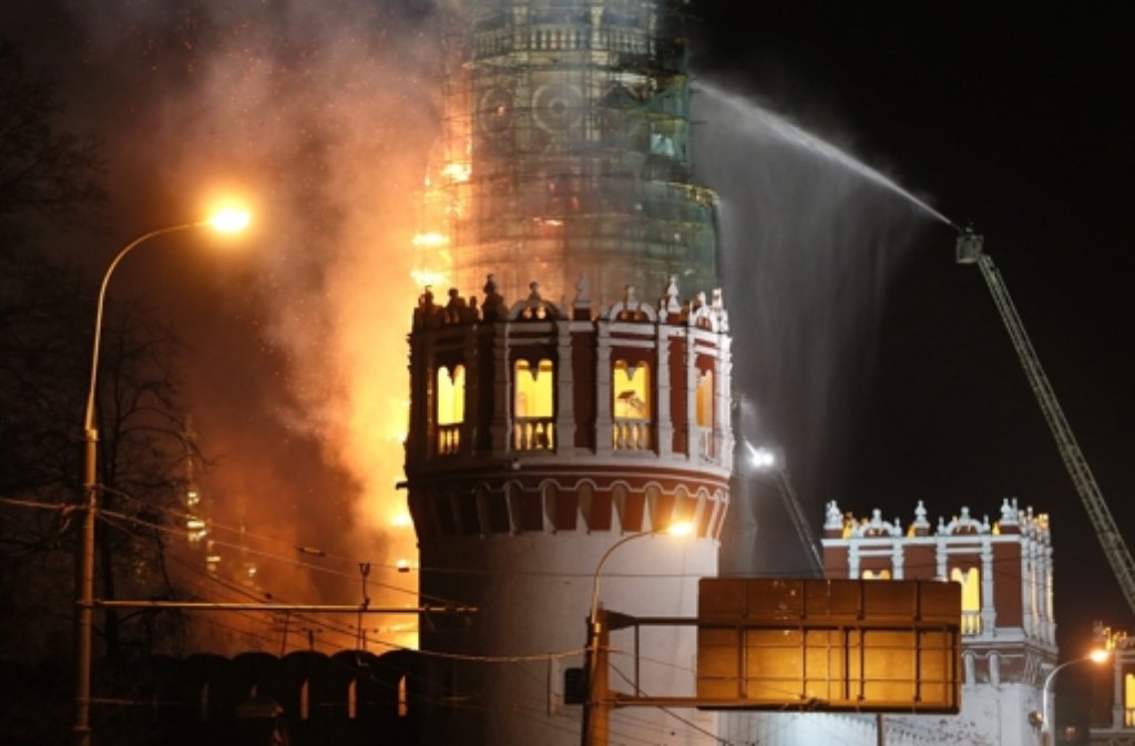 Flammen schlagen aus einem Turm des Neujungfrauenklosters in Moskau. Am Sonntagabend war in dem Weltkulturerbe ein Brand ausgebrochen. Foto: EPA