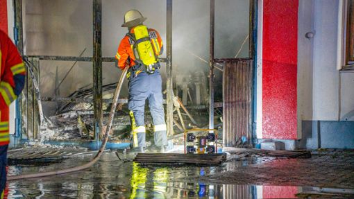 Ein Feuer im Anbau eines Gewerbegebäudes hat die Feuerwehr am Sonntagabend in Hohberg auf den Plan gerufen. Foto: Häußler/Einsatz-Report 24