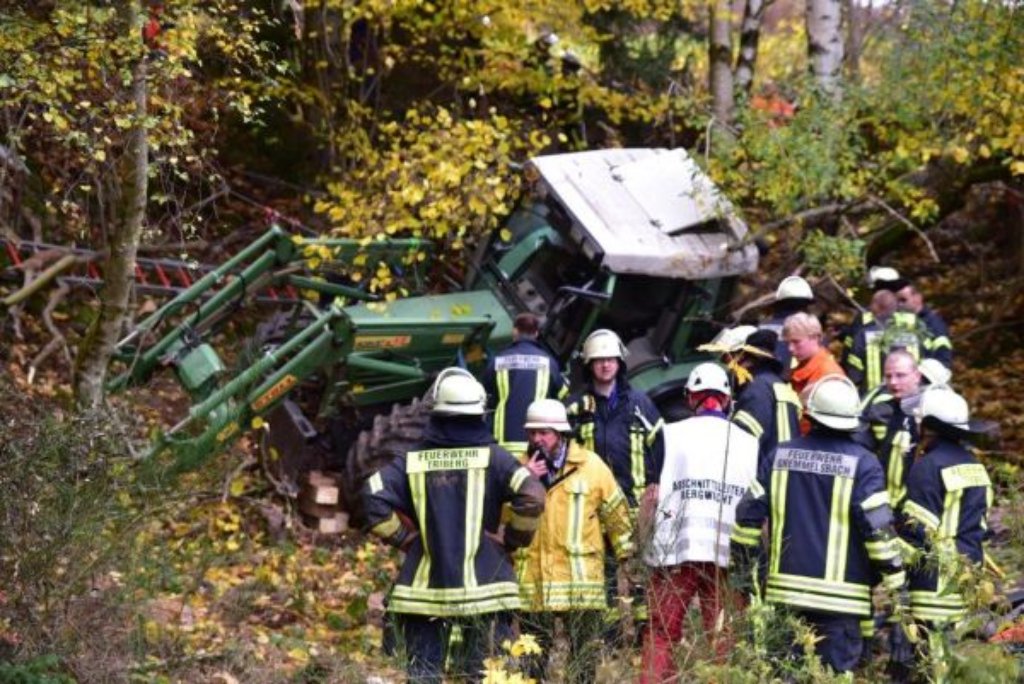 Am Donnerstag haben mehr als 40 Einsatzkräfte in einer dramatischen Rettungsaktion einen achtjährigen Jungen befreit, der bei einem Unfall in Gremmelsbach unter einem Traktor eingeklemmt wurde.  Foto: Roland Sprich
