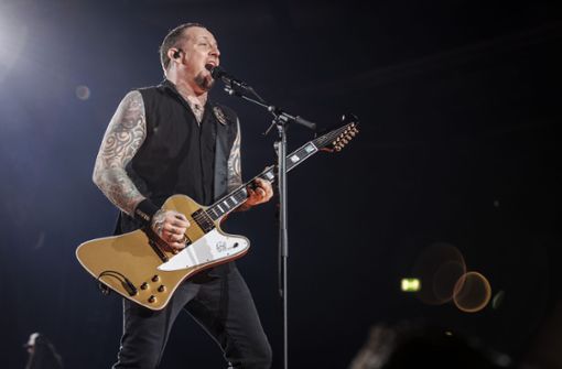 Michael Poulsen von der dänischen Rock Band Volbeat in der Stuttgarter Schleyerhalle. Foto: Lichtgut/Julian Rettig