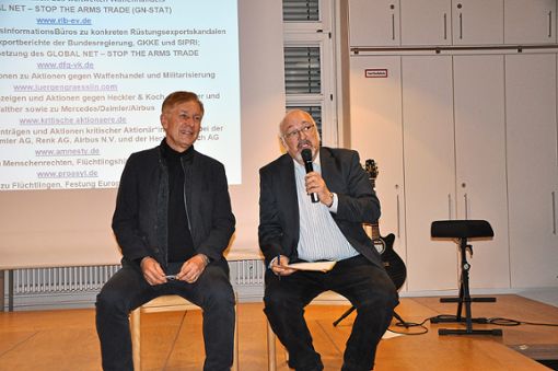 Hans-Michael Uhl (links) moderierte die Diskussionsrunde mit Jürgen Grässlin.  Foto: Kleinberger Foto: Schwarzwälder Bote