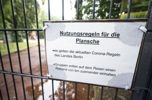 Die Frau hatte sich mir entblößten Brüsten auf einem Wasserspielplatz in Berlin aufgehalten. Foto: dpa/Fabian Sommer