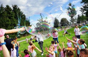Ein schillerndes Nichts: An den Seifenblasen von Clownfrau Frohnella  hatten die Meßstetter Kinder ihre helle Freude. Foto: Rüdiger Wysotzki