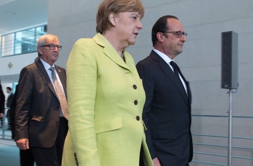 EU-Kommissionschef Jean-Claude Juncker (links hinten), Kanzlerin Angela Merkel und Frankreichs Präsident François Hollande bei ihrem Treffen in Berlin. Foto: dpa