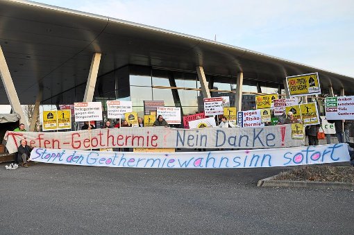 An der Oberrheinhalle sammelten sich die Demonstranten ...  Foto: Deckert