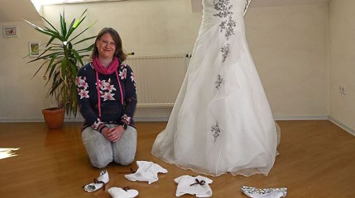 Aus Brautkleidern näht Jasmin Thiede Kleider für die Sternenkinder.  Foto: Eyrich