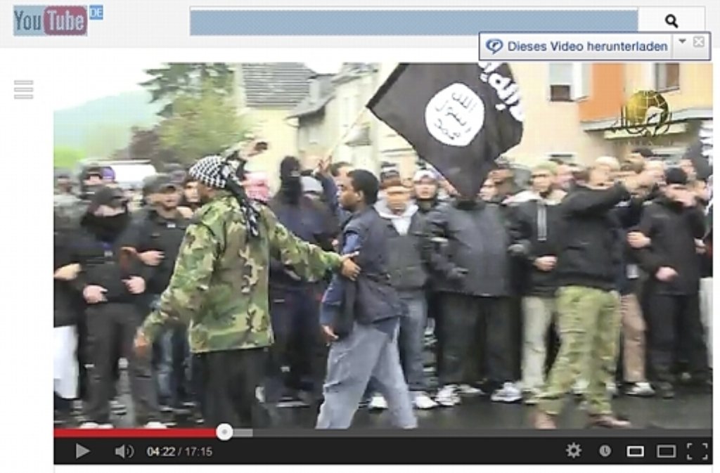 Standbilder aus einem Video von 2012: Als Salafisten mit Steinen, Stöcken und Messern Polizisten in Bonn attackieren,ist der Pforzheimer Munir in erster Reihe dabei – mit der Flagge der Terrororganisation Al Kaida Foto: Screenshot Youtube