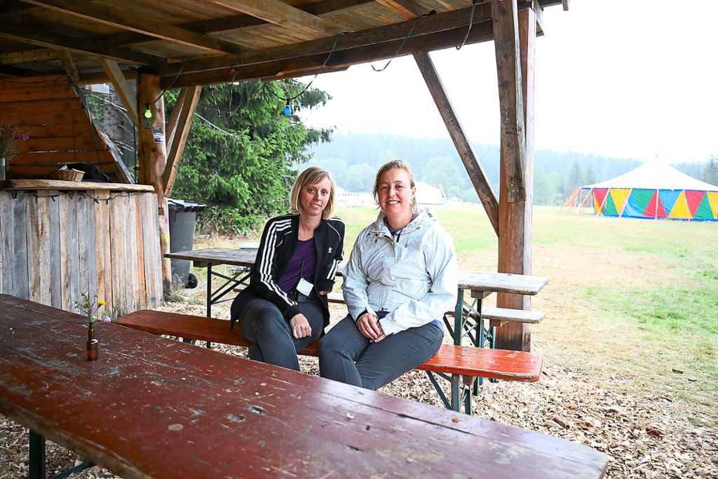 Magdalena Schweizer (links) und Pia Göser sind Teil des Organisationsteams für das AMS-Camp.  Foto: Eich Foto: Schwarzwälder Bote