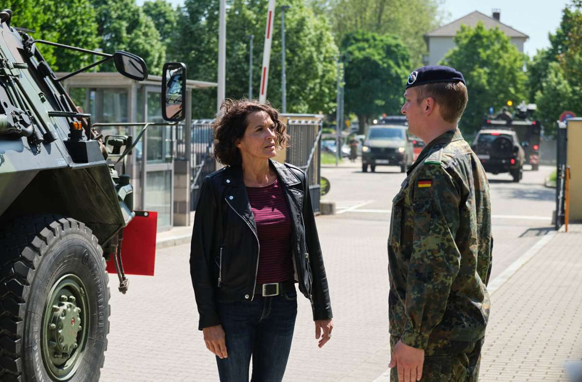 Lena Odenthal (Ulrike Folkerts) beginnt ihre Ermittlungen bei der Bundeswehr. Hauptfeldwebel Böwe (Marco Reimers) nimmt sie in Empfang.