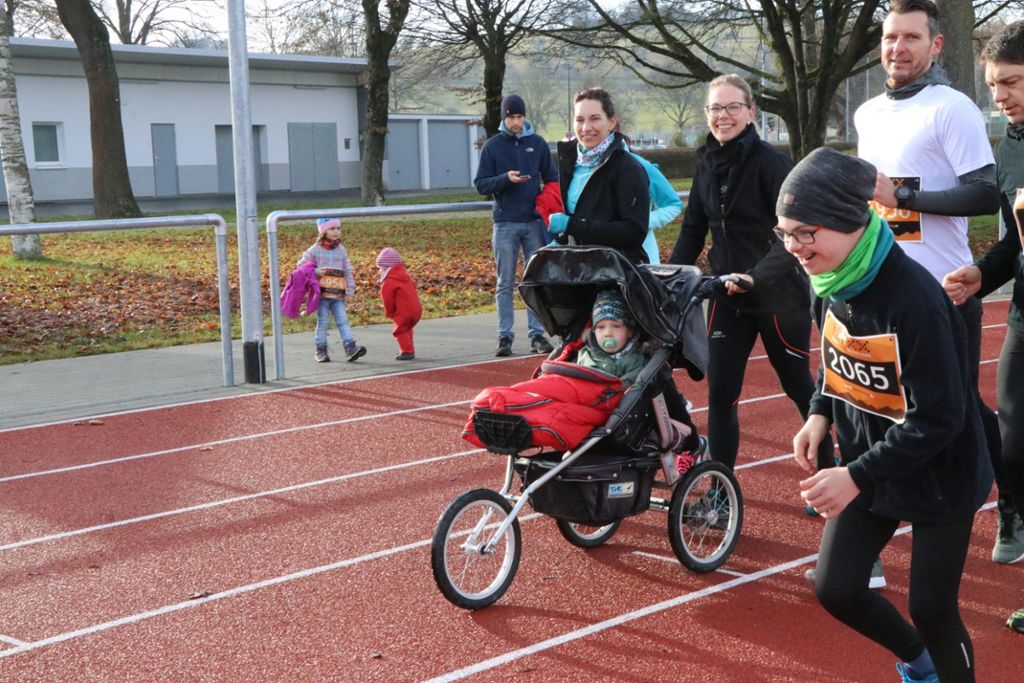 Hunderte Sportler sind zum Spendenlauf in Hechinger Weiherstadion gekommen, um dem kleinen Tiago das Leben zu retten.