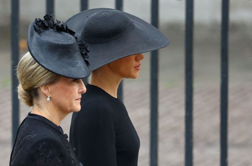 Gräfin Sophie und Herzogin Meghan vor dem Staatsbegräbnis der Queen in der Westminister Abbey. Foto: AFP/HANNAH MCKAY