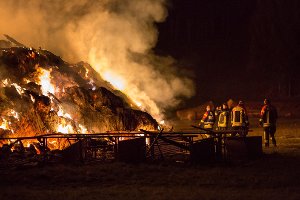 In der Nacht auf Samstag ist in Weilstetten eine circa 1000 Quadratmeter große Scheune mit Inevnater abgebrannt. Foto: Deregowski