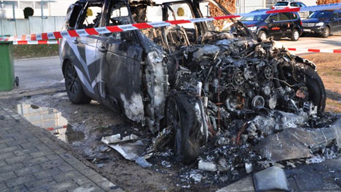 Mehrere Autos vermutlich in Brand gesteckt