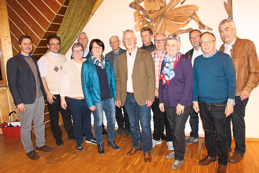 Auf dem Foto zu sehen ist der erweiterte Vorstand mit Vertretern der Kirche und der Gemeinde.  Foto: Wolf Foto: Schwarzwälder-Bote