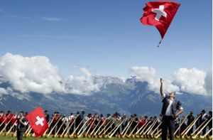 Fahnenschwinger und Alphornbläser prägen das Klischeehafte Bild de Schweiz. Foto: dpa