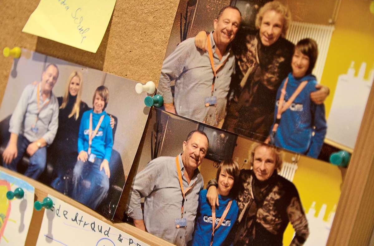 An der Pinnwand im Büro von Familie Sauer hängen noch immer die Fotos von Peter Sauer mit seinem Enkel Fabio Beilharz, Entertainer Thomas Gottschalk und Fernsehmoderatorin Michelle Hunziker. Foto: Störzer