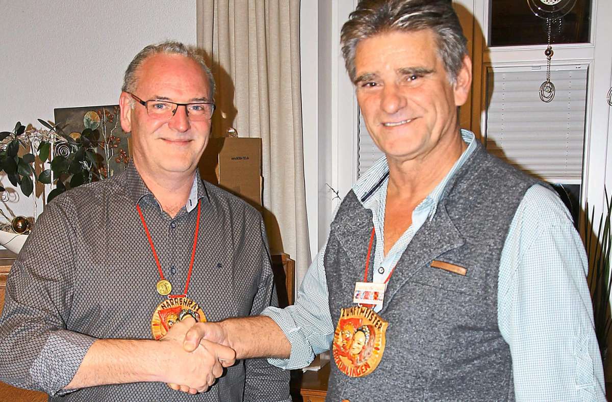 Zunftmeister Matthias Reichmann (rechts) dankt Simon Rütschle (links) der kürzer treten will, für sein jahrelanges großes Engagement für die Narrenzunft. Foto: Maier