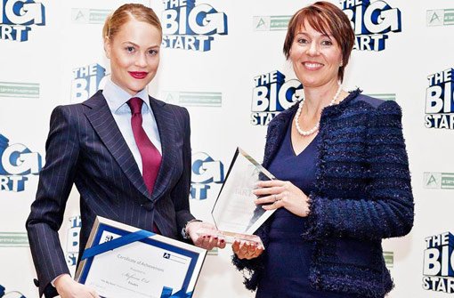Stefanie Ost (links) nimmt von Rachel Wunsch, Geschäftsführerin von Al Tamimi Investments, den Big Start-Preis entgegen. Foto: sb