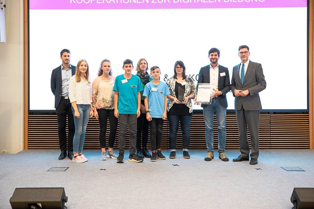 Die an dem Kooperationsprojekt Beteiligten sind stolz auf die Auszeichnung. Foto: Berlin-Event-Foto Foto: Schwarzwälder Bote