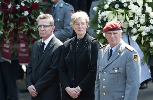 Verteidiungsminister Thomas de Maiziere (CDU), seine Frau Martina und der Generalinspekteur der Bundeswehr, Volker Wieker (von links) Foto: dapd