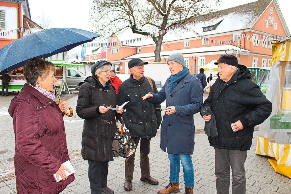 Auf dem Markt bekommt Jonathan Berggötz (zweiter von rechts) Informationen von den Bürgern. Foto: Strohmeier Foto: Schwarzwälder Bote