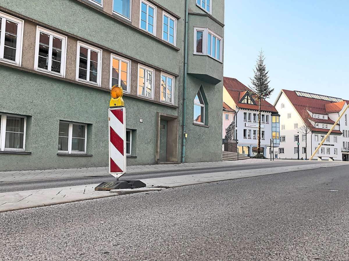 Es sind vor allem die Steine des Mittelstreifens, der vom Rathaus bis vor den Kreisverkehr an der Dauchinger Straße führt, die vermehrt Schäden aufweisen.