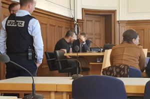 Der Angeklagte (links)  mit seinem Verteidiger Achim Wizemann. Rechts die ebenfalls angeklagte Ehefrau. Foto: Fach