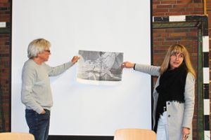 Silvia Entress und Hans Kemmler zeigen das  Gebiet, welches  vom Förderprogramm ELR profitieren könnte.Foto: Bender Foto: Schwarzwälder Bote