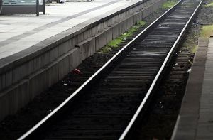 Am Bahnhof Ludwigsburg ist in der Nacht auf Sonntag ein junger Mann auf die Gleise gestürzt und von einem Zug überrollt worden. (Symbolfoto) Foto: dpa