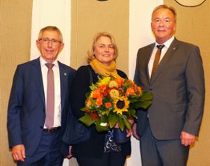 Anton Reger (links) und seiner Frau Marianne wünschte Oberbürgermeister Klaus Konzelmann einen gesegneten Unruhestand. Foto: Schwarzwälder Bote