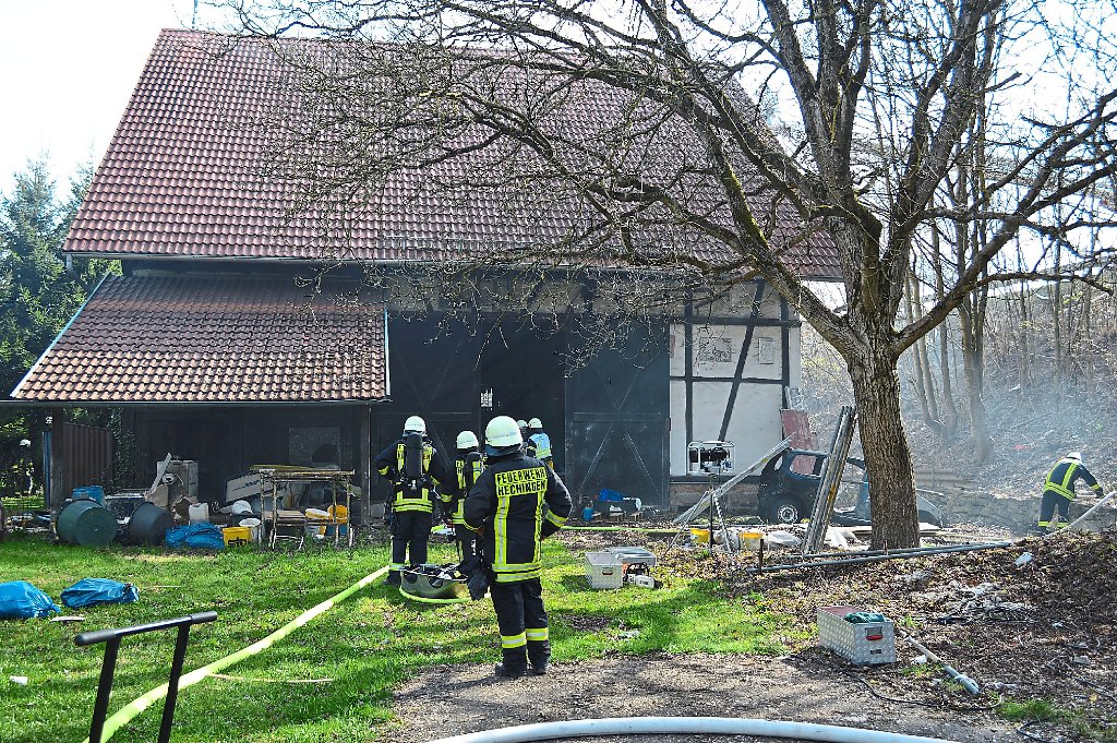 Am Sonntagnachmittag brannte es in einer Scheune in der Gammertinger Straße in Hechingen.  Foto: Midinet