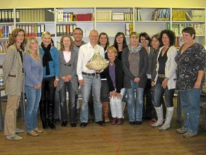 Die Wolfacher Herlinsbachschule bedankte sich bei ihrem langjährigen Elternbeiratsvorsitzenden Franz Armbruster (Mitte). Foto: Schule Foto: Schwarzwälder-Bote