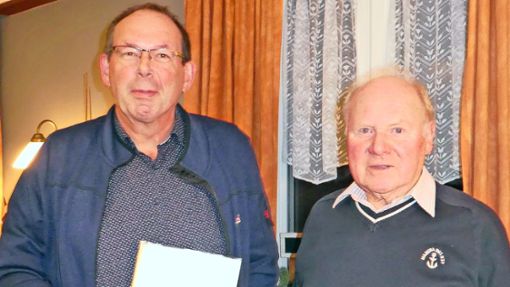 Geehrt wurde Gebhard Kocheisen (links) vom Vorsitzenden Lorenz Hellstern für 40 Jahre. Foto: Bezirksimker