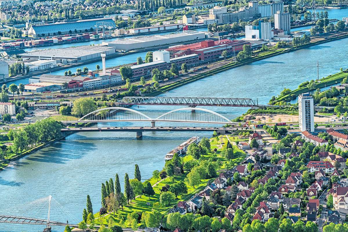 Autofahrer aufgepasst: Wer ab 2022  – wie hier bei Kehl – über den Rhein in den Großraum Straßburg fahren möchte, braucht eine Umweltplakette.  Foto: Martin Bildstein