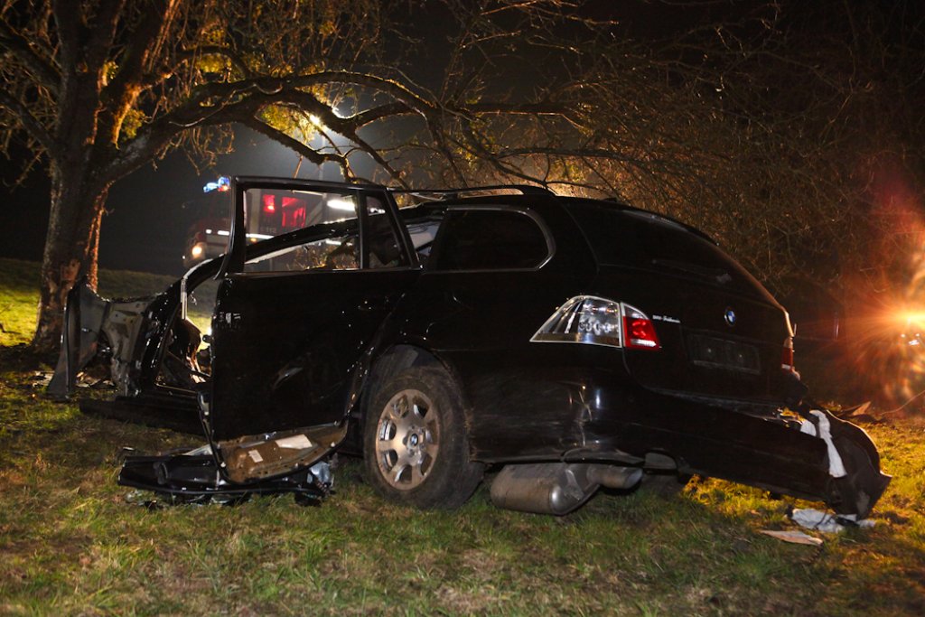 Bei einem schweren Verkehrsunfall in Berglen kommt ein 22 Jahre alter Autofahrer ums Leben - er krachte mit seinem BMW frontal gegen einen Baum. Foto: Benjamin Beytekin