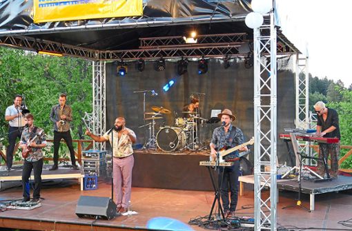 Für gute Laune sorgte die Band Fatcat aus Freiburg bei ihrem Auftritt im Simmersfelder Festspielhaus. Foto: Stadler