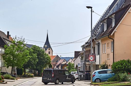 Die Horber Straße ist die Hauptstraße von Empfingen. Hier wurde ein Wohnhaus von LKA- und BKA-Beamten bei der Reichsbürger-Razzia am Dienstag durchsucht. Foto: Jürgen Lück