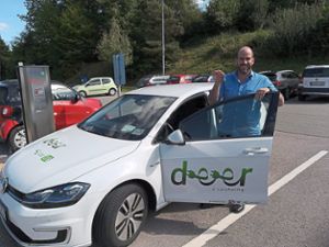 Enzklösterles Bürgermeister Sascha Dengler will vermehrt das Elektroauto nutzen. Foto: deer mobility GmbH Foto: Schwarzwälder Bote
