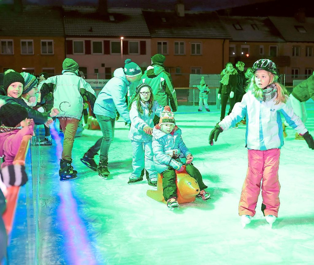 Nach der Begrüßung durch Bürgermeister Markus Keller und den Vorführungen vom Konstanzer Roll- und Eissportclub erobern die Besucher die Eisbahn.