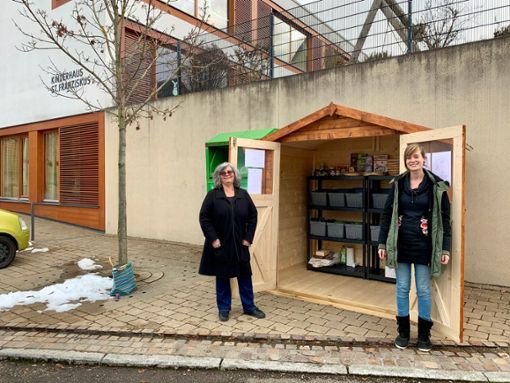 Die Foodsaverinnen (Deutsch: Lebensmittelretter) Susanne Bärle (links) und Jasmin Edler freuen sich, dass nun auch in Balingen am Kinderhaus St. Franziskus eine Verteilstation für kostenlose Lebensmittel steht. Foto: Frey