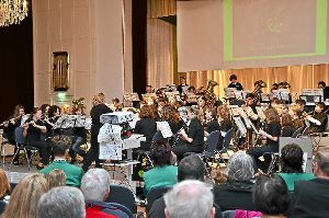 Die Jugendkapelle unter der Leitung von Eva Riexinger begeisterte beim Jahreskonzert in Schömberg die Zuhörer. Foto: Büchele Foto: Schwarzwälder-Bote