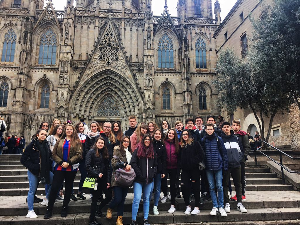 Die am Austausch beteiligten  Schüler aus Spanien und Meßstetten vor der Kathedrale in Barcelona.  Foto: Köpfle Foto: Schwarzwälder Bote