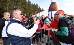Schonachs Olympiasieger Hans-Peter Pohl macht  nach dem Wettkampf für Fans von Fabian Rießle ein Erinnerungsfoto. Foto: Schwarzwälder Bote