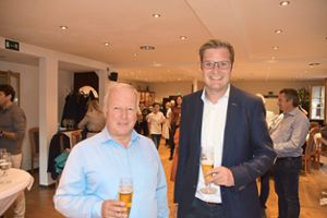 Peter Weiß (links) ist um 18.50 Uhr zuversichtlich, dass Yannick Bury sein Nachfolger als Wahlkreisabgeordneter wird. Foto: Köhler