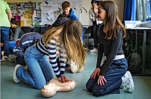 Mit einer Herzdruckmassage kann man Leben retten. Zwei Schülerinnen des OHGs üben den Notfall an einer Puppe. Foto: Thomas Fritsch