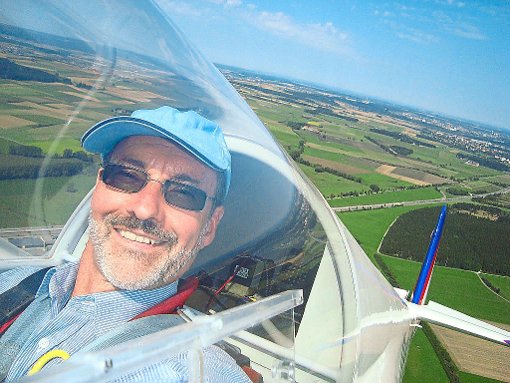 Fluglehrer Peter Zimmermann wurde für 40-jährige Vereinstätigkeit geehrt – hier von einem seiner Flugschüler über dem Flugplatz fotografiert (die Kamera wurde durch das Fenster der Kabinenhaube gehalten). Foto: Janke Foto: Schwarzwälder-Bote