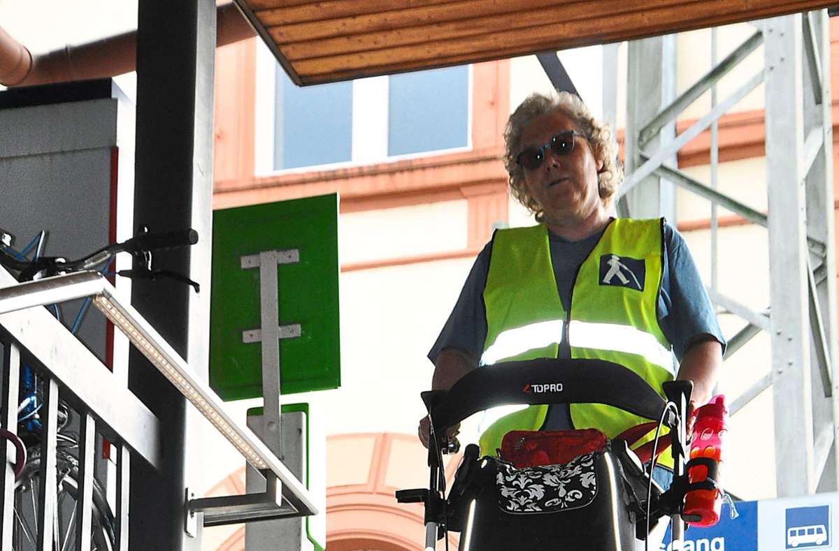 An der Bahnhofstreppe in Hausach kommt Cornelia Isenmann ohne Hilfe nicht weiter. Foto: Lübke